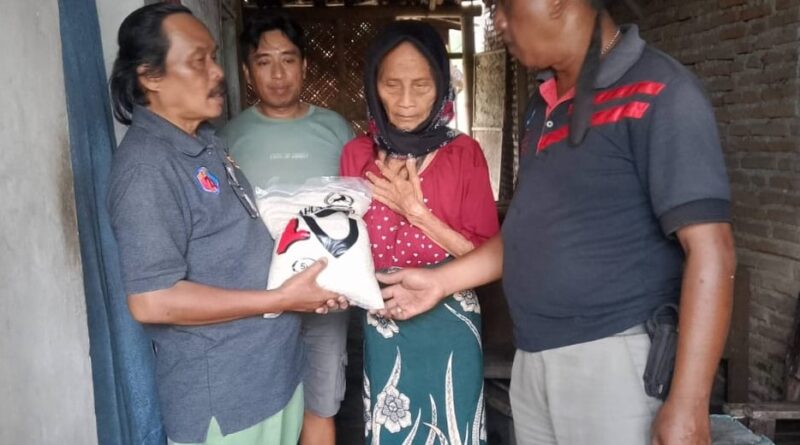 Awal Desember, KJJT Jember Bagi 20 Paket Beras untuk Lansia dan Warga Kurang Mampu